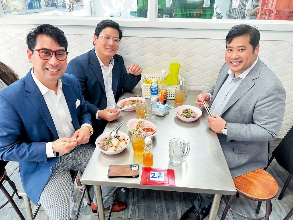 泰皇第二位妻子所生的兒子瓦差勒宋（右）與兄長及弟弟高調回泰，似有爭奪皇儲之意，但終被逐離泰國。