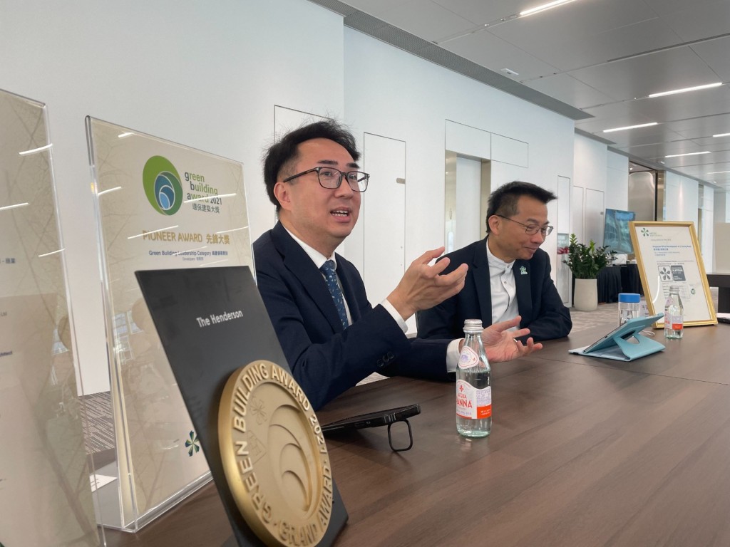 恒基地產可持續發展主管于正人(左)直言,不少國際大型企業在尋找合適辦公室時,當中必定會考慮ESG;張天祥則說越來越多資金投放於應對氣氛變化。 恒基地產可持續發展主管于正人(左)直言,不少國際大型企業在尋找合適辦公室時,當中必定會考慮ESG;張天祥則說越來越多資金投放於應對氣氛變化。