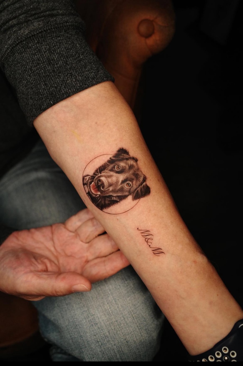 阿公從收容所領養回來的愛犬紋身。