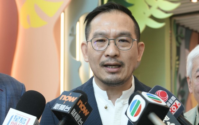 甄韋喬指出,對於戶外清潔工而言,警告級別未能反映現實的酷熱情況。 甄韋喬指出,對於戶外清潔工而言,警告級別未能反映現實的酷熱情況。