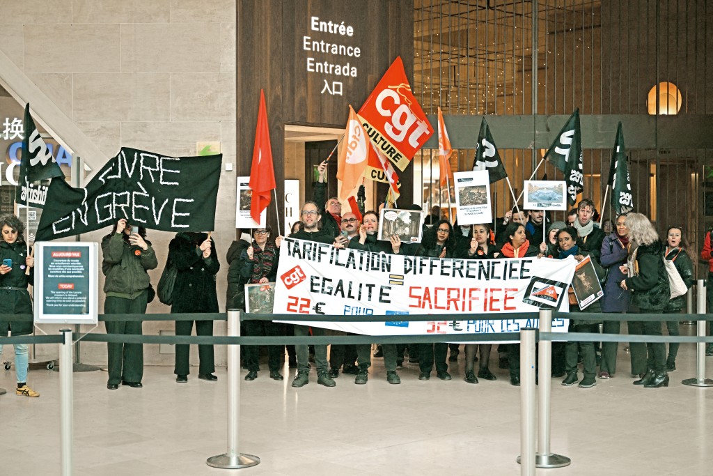 羅浮宮在去年十二月因職員不滿前線長期人手緊絀、建築老化等問題，採取罷工行動。