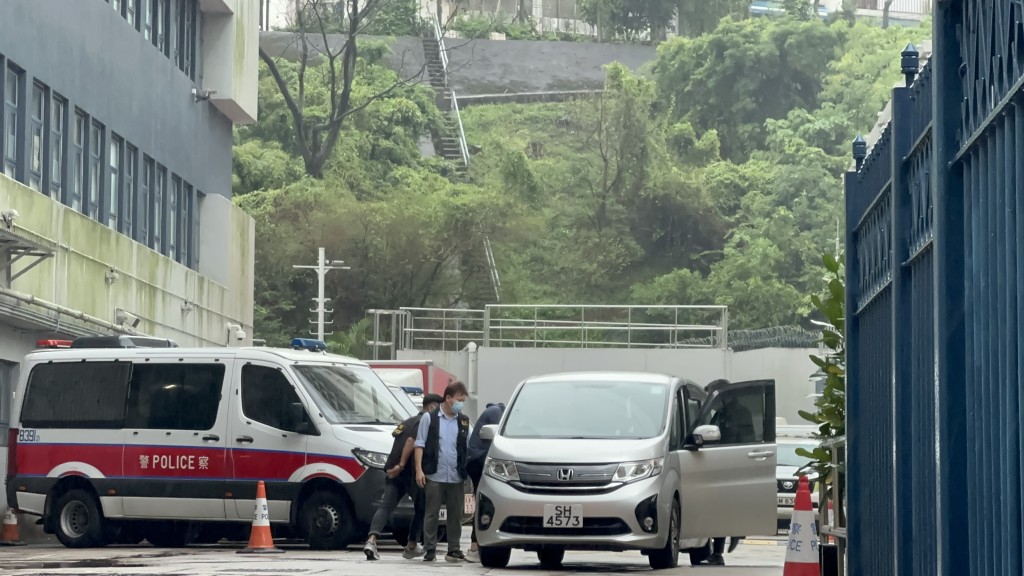 鄭敬基的表妹及表妹夫由警方七人車帶走。