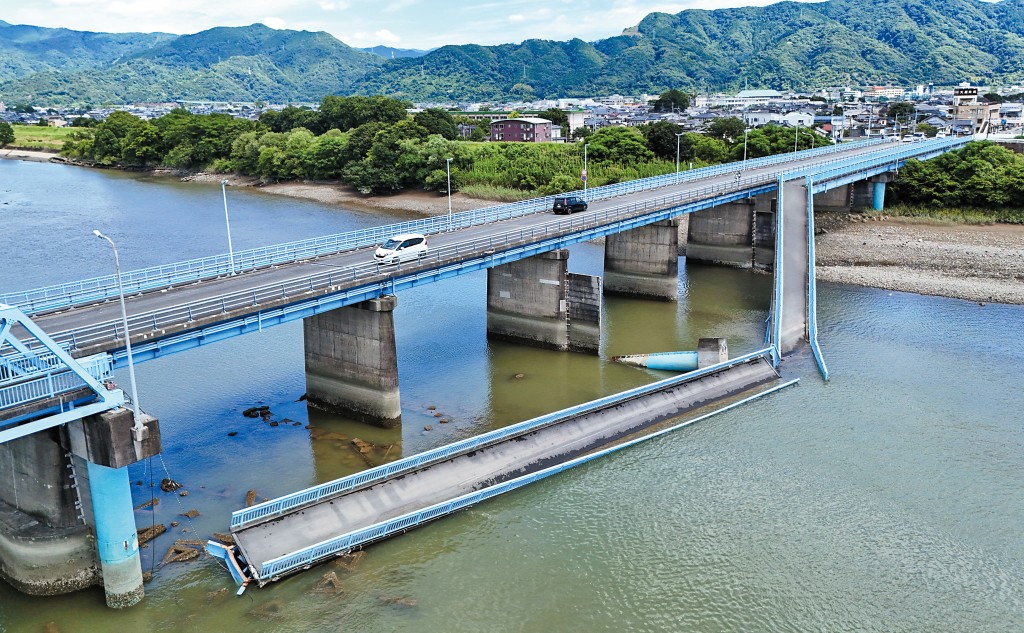 八代市一座行車橋樑在大地震時，一段橋面被震至斷裂崩塌。