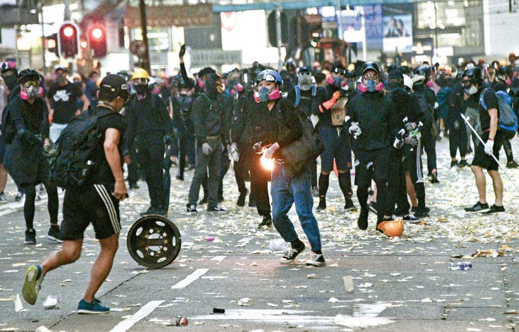 庭上展示大量證據,顯示黎智英是黑暴的幕後推手,影響很多年輕人上街。 庭上展示大量證據,顯示黎智英是黑暴的幕後推手,影響很多年輕人上街。