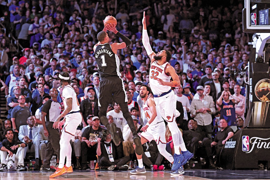 除了足球外,NBA都是全球一大體育賽事,不少球員都獲中國品牌重金邀請代言,目的就是打開國際市場。 除了足球外,NBA都是全球一大體育賽事,不少球員都獲中國品牌重金邀請代言,目的就是打開國際市場。