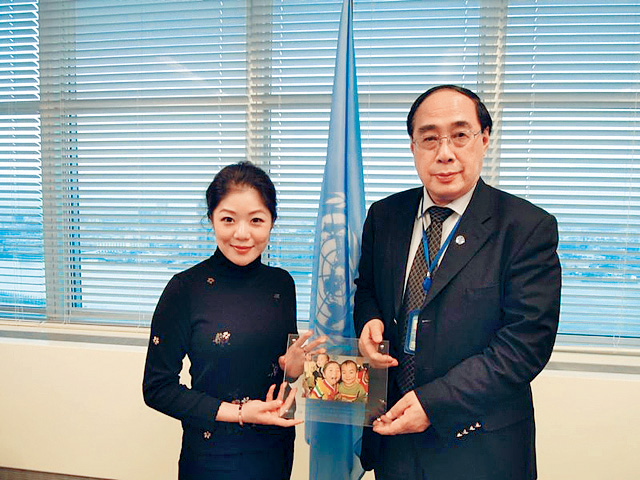 二○一三年，陳晴（左）獲任命為聯合國發展合作論壇諮詢小組常任委員，是歷來首位中國成員。