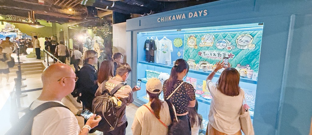 展廳內展示有冷氣被, 筆記簿等大量CHIIKAWA周邊產品 展廳內展示有冷氣被, 筆記簿等大量CHIIKAWA周邊產品