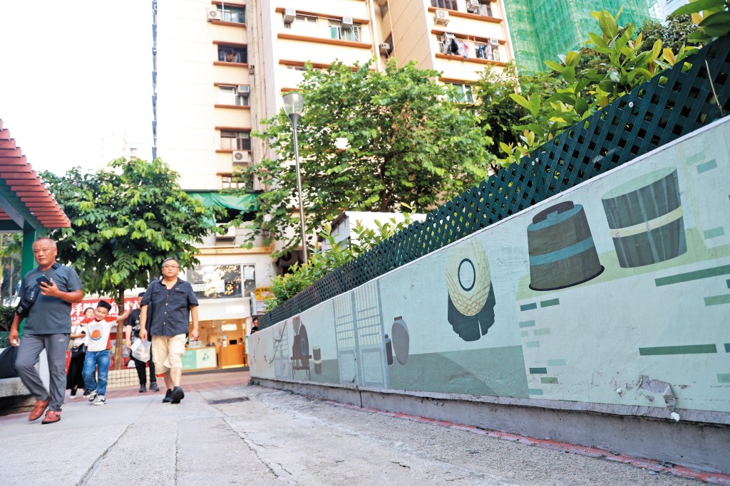 荃灣路德圍注入圍村歷史主題,有助建立友善步行環境,建立居民的社區歸屬感。 荃灣路德圍注入圍村歷史主題,有助建立友善步行環境,建立居民的社區歸屬感。