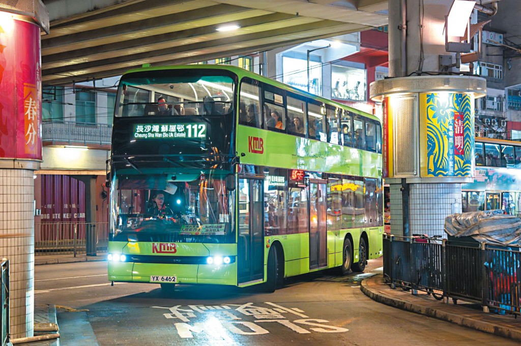 九巴近年引入多部電動巴士，並以全綠色車身讓市民輕易辨認。