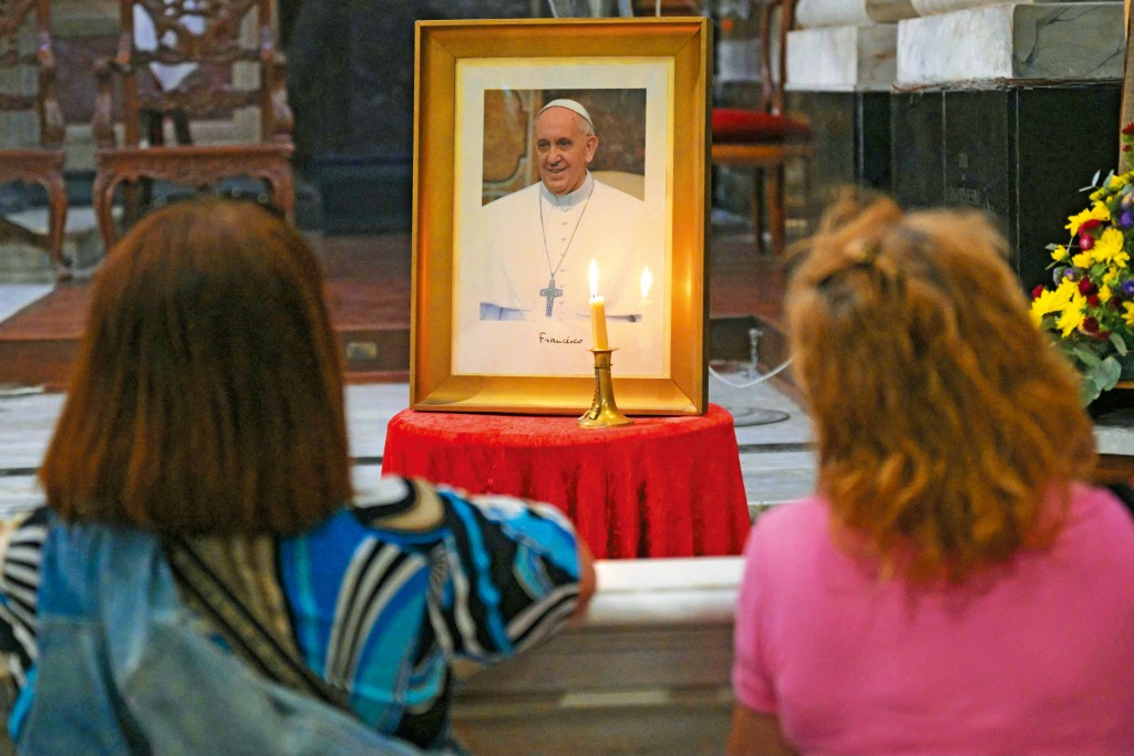 信眾為病重的教宗祈禱,希望他能安然度過。 信眾為病重的教宗祈禱,希望他能安然度過。