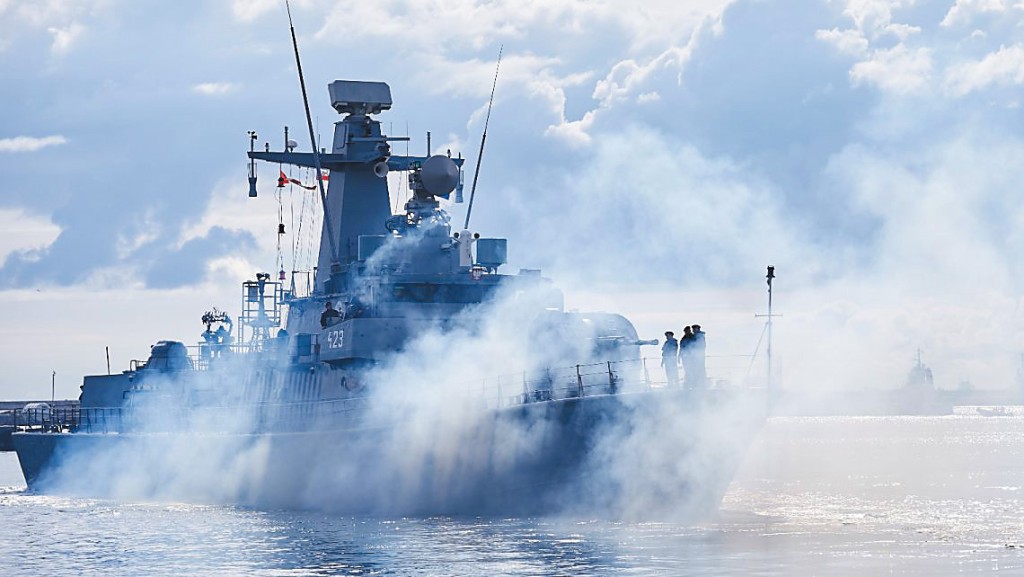 哥特蘭島控制着波羅的海航道與空域，除了派戰艦守護，瑞典還在島上部署多種長程導彈系統。