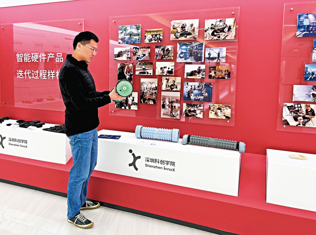 邱達根認為香港與深圳在科技上存在互補關係，去年底參觀深圳科創學院。