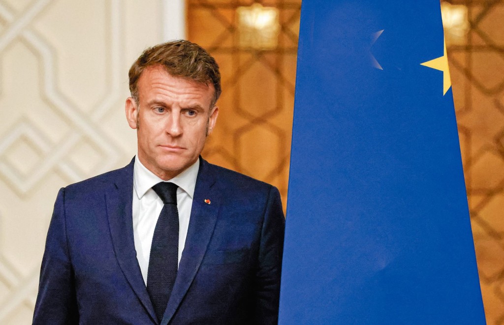 法國總統馬克龍重新委任辭職五天的勒科爾尼為總理，顯示他已無人可用，事件更成為國際笑話。