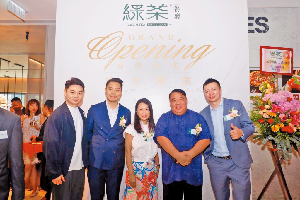 今年五月來港上市的綠茶集團，旗下深圳「綠茶餐廳」被網民指部分門市悄然撤下門外標示 「本店無預製菜，現點現做」的廣告，引發熱議。