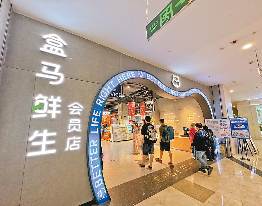 上月初，羅湖及福田的永輝超市及盒馬鮮生已聚集大量港人選購大閘蟹。