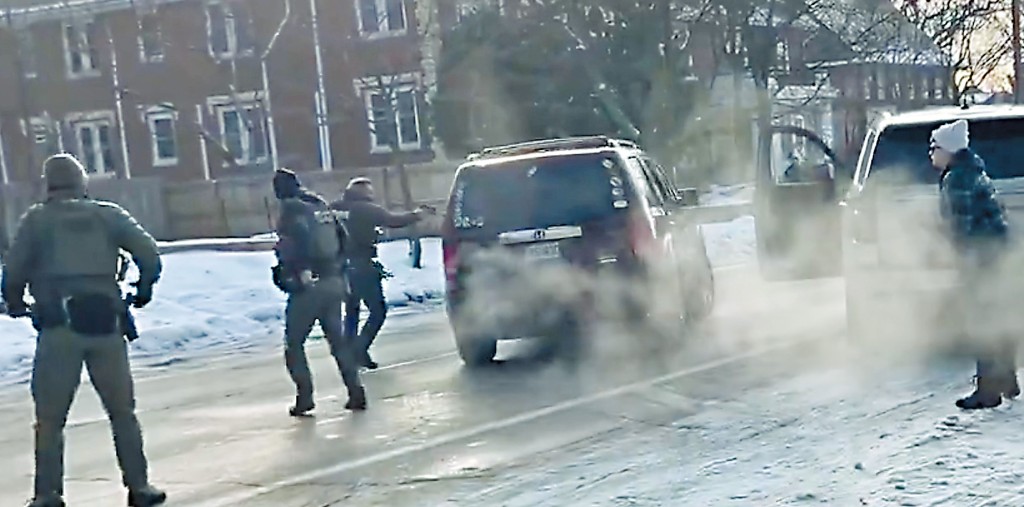 有片段拍到ICE人員向駕車的古德開槍後，汽車繼續轉彎駛去。