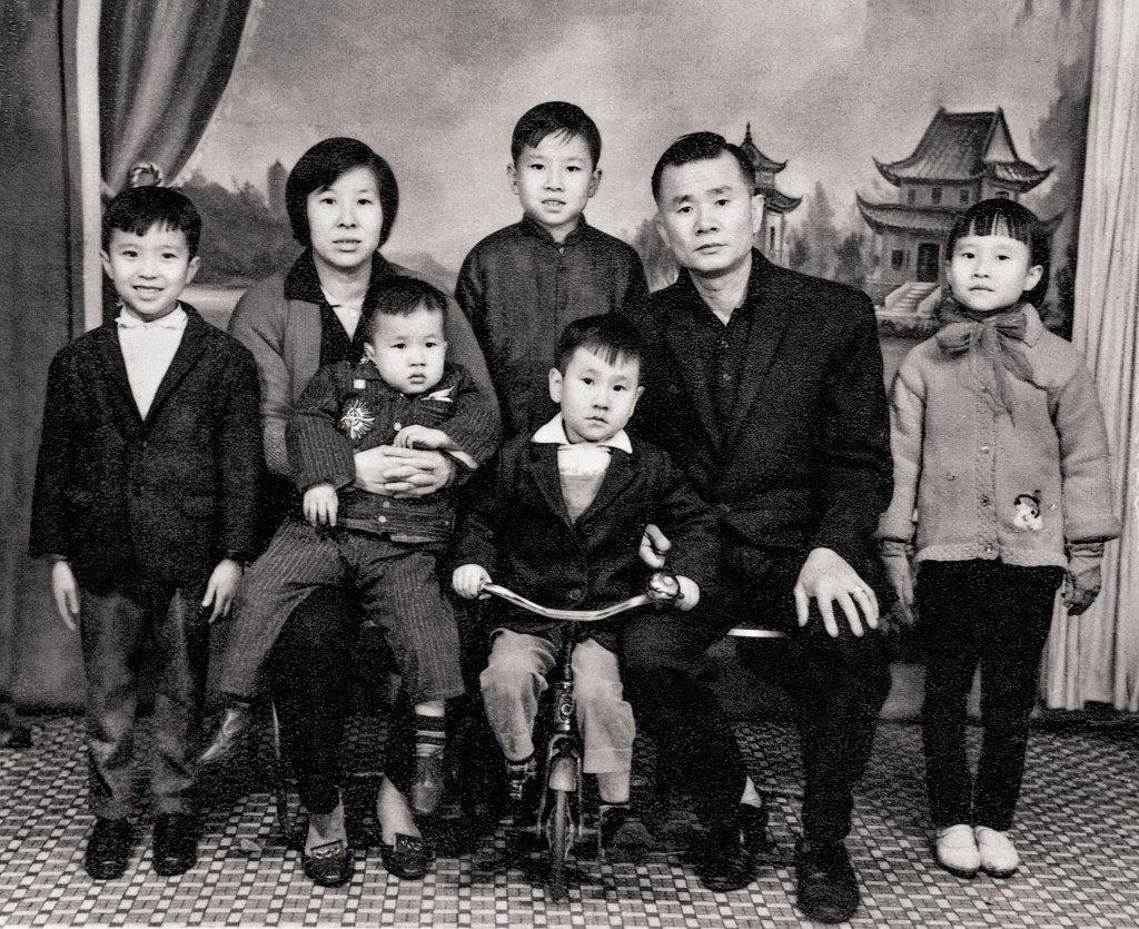 童年曾入住徙置區的莊建俊,一家七口擠在百呎單位。 童年曾入住徙置區的莊建俊,一家七口擠在百呎單位。