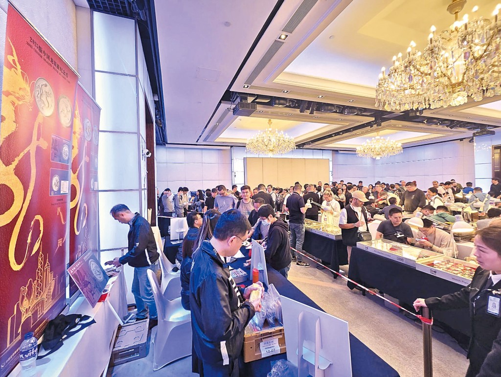 中籤者最早可在四月七日HICC香港國際錢幣鐘錶展銷會購買龍銀幣及香港城市卡套裝。