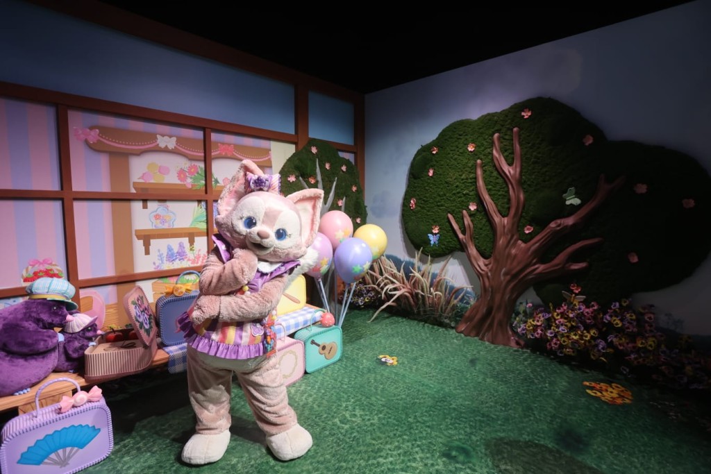 位於廣場匯的 Duffy 與好友遊玩屋,佈滿全新春日裝飾,讓粉絲沉醉於春日的 Fans-tasy 氣息中。Duffy、ShellieMay、StellaLou、Gelatoni、CookieAnn 與‘Olu Mel 將換上新裝與萌粉見面,大玩自拍。 位於廣場匯的 Duffy 與好友遊玩屋,佈滿全新春日裝飾,讓粉絲沉醉於春日的 Fans-tasy 氣息中。Duffy、ShellieMay、StellaLou、Gelatoni、CookieAnn 與‘Olu Mel 將換上新裝與萌粉見面,大玩自拍。