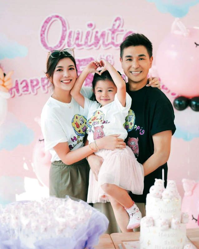 2018年,陳展鵬與年輕自己13年的Phoebe結婚,翌年便誕下囡囡「小豬比」;而婚後,Phoebe亦淡出幕前照顧家庭。 2018年,陳展鵬與年輕自己13年的Phoebe結婚,翌年便誕下囡囡「小豬比」;而婚後,Phoebe亦淡出幕前照顧家庭。