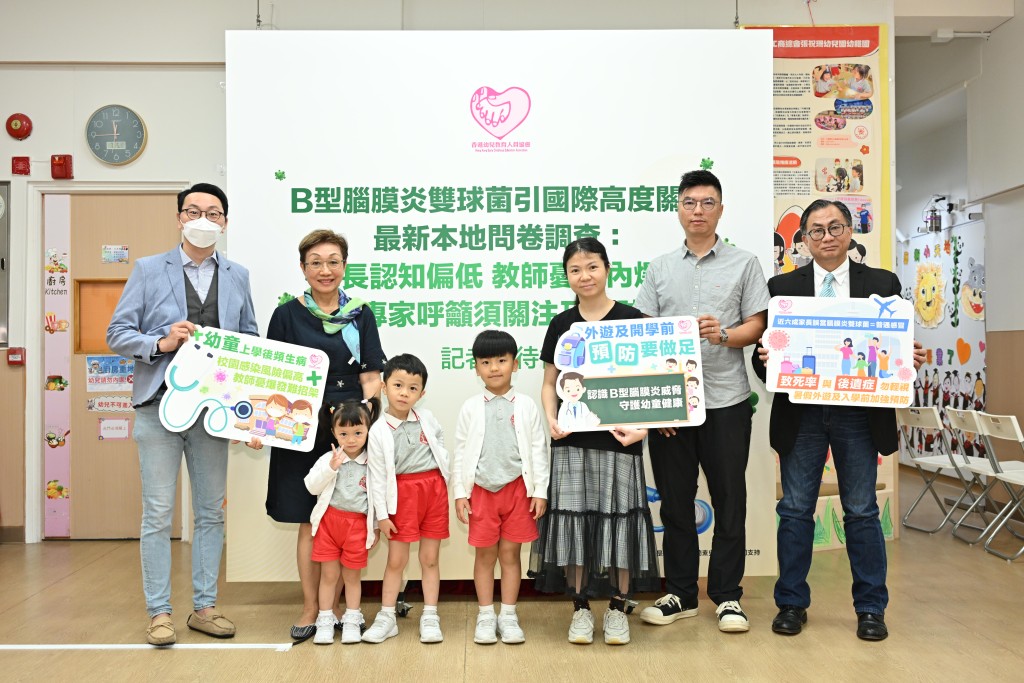 (左)香港幼兒教育人員協會主席甄可安先生、香港幼兒教育人員協會會長周慧珍女士、亞洲兒童傳染病學會會長關日華醫生、幼兒家長葉太太及謝先生