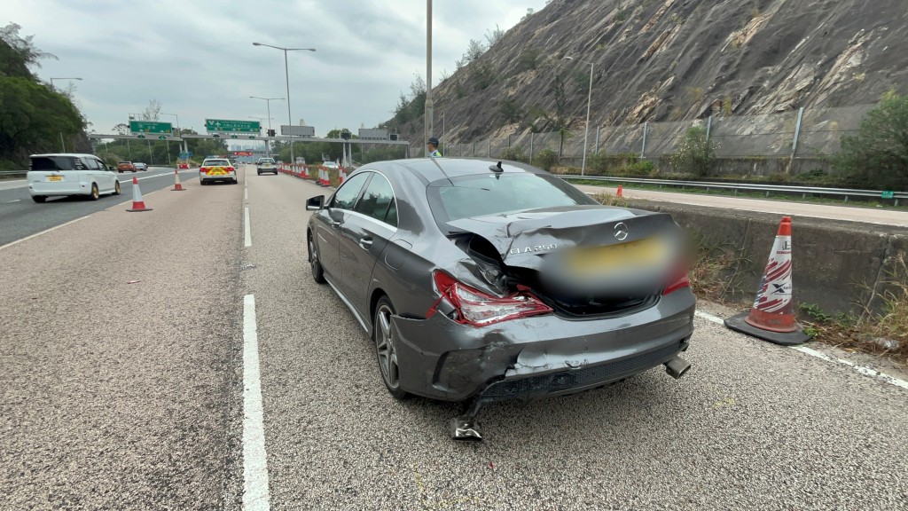平治私家車車尾嚴重撞凹