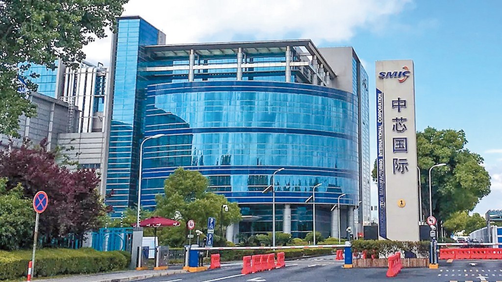 隨着內地政策推動晶片國產化，減少對進口晶片的依賴，國產晶片需求預計將持續增長，中芯等晶片代工廠的訂單前景亦值得看好。