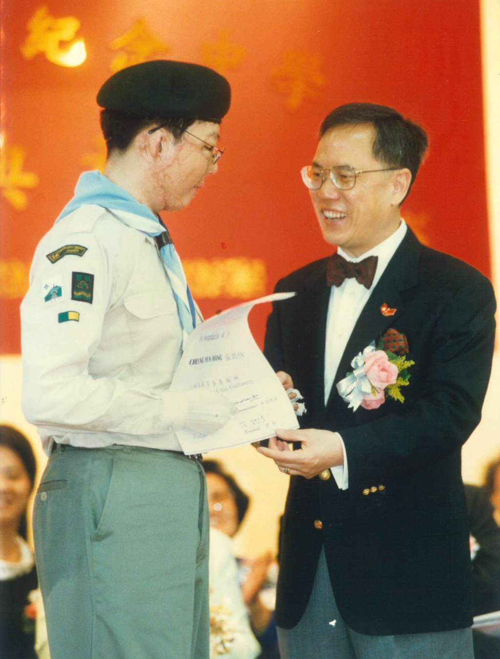 一九九八年張潤衡在學校舉行的畢業禮上,獲香港童軍總會頒發英勇獎狀。 一九九八年張潤衡在學校舉行的畢業禮上,獲香港童軍總會頒發英勇獎狀。