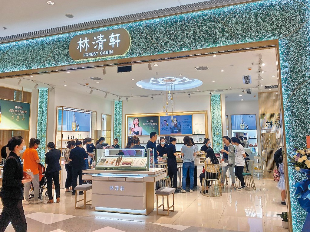 林清軒市盈率約五十二倍，高於同業，須留意內地消費疲弱影響。