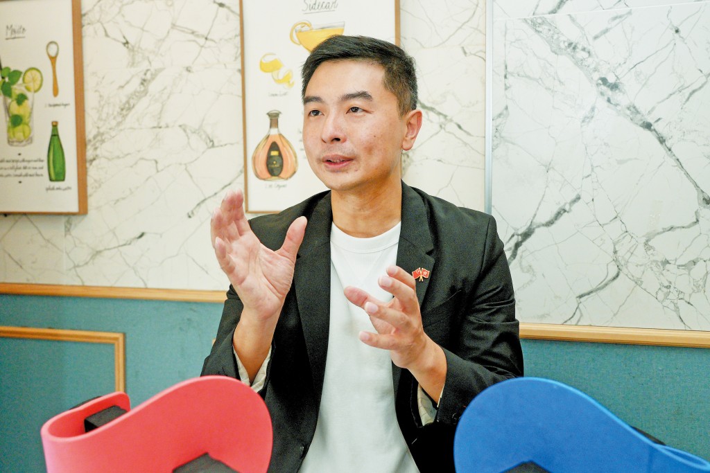 香港酒吧業協會主席錢雋永稱,預計本地有七成酒吧轉播球賽, 「怕隔籬舖有得睇,自己冇,流失球迷客。」 香港酒吧業協會主席錢雋永稱,預計本地有七成酒吧轉播球賽, 「怕隔籬舖有得睇,自己冇,流失球迷客。」