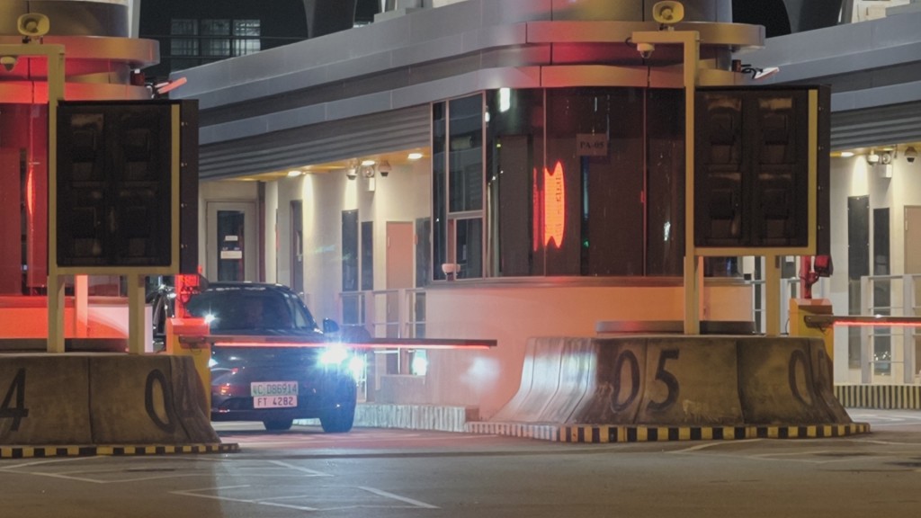 11月23日凌晨,首輛「粵車南下」入市區的廣東省私家車抵港 11月23日凌晨,首輛「粵車南下」入市區的廣東省私家車抵港