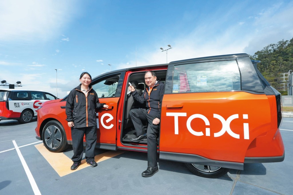 泰和車隊伍海山（右）預計，會有近五百輛的士率先投入服務。