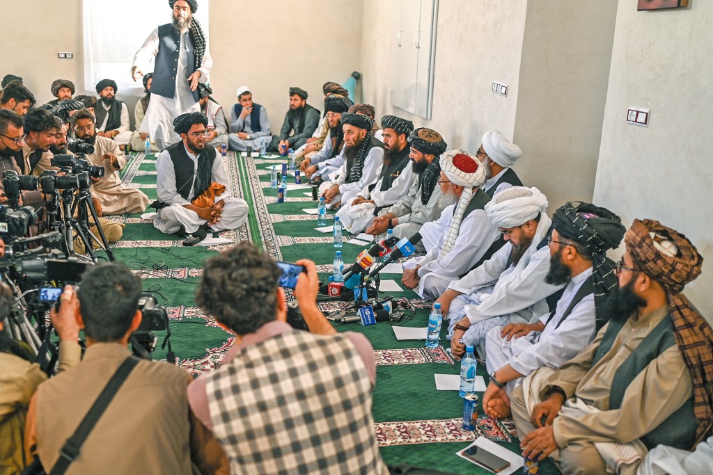 在水資源問題上，佩澤希齊揚欲與塔利班政府「坐低傾」，卻遭哈梅內伊反對。