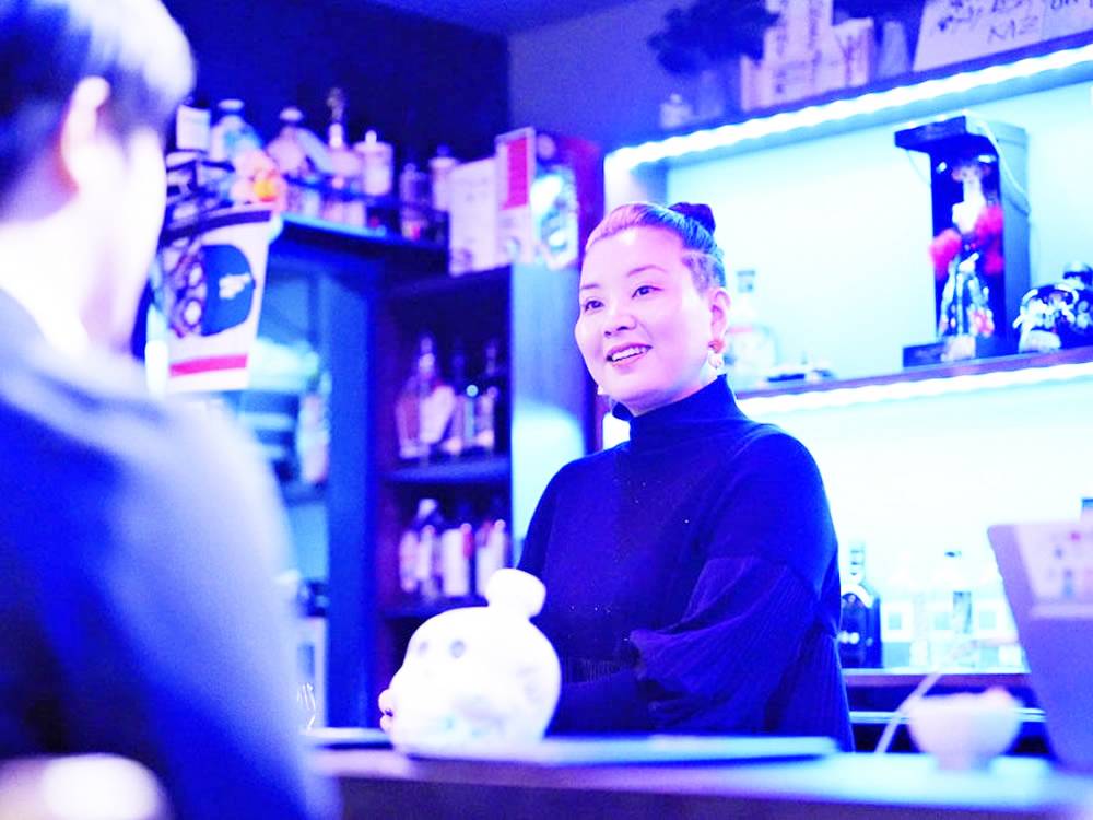 「終活酒吧」的媽媽生陪客人討論死亡，及給予辦理身後事的意見。