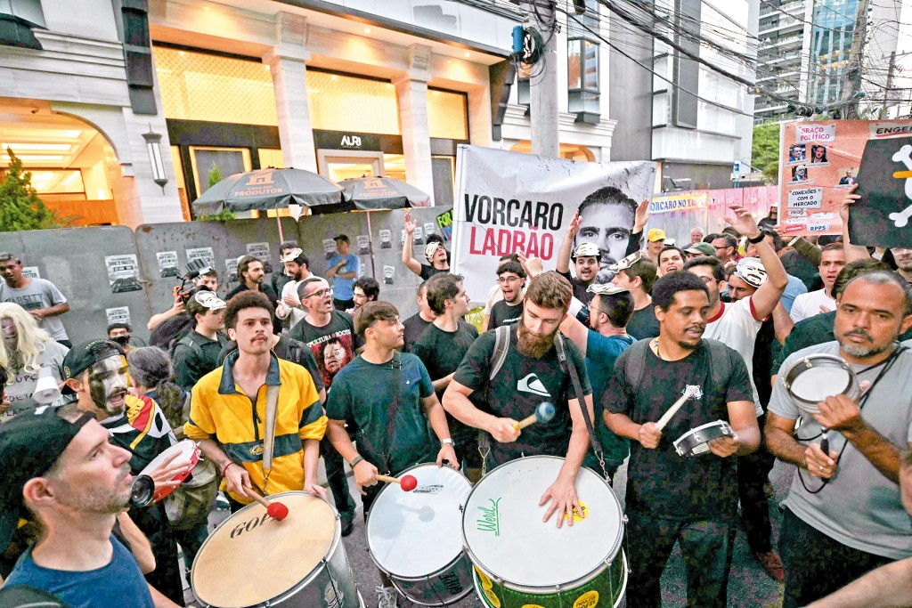 醜聞激起巴西社會震怒，民眾在的Banco Master外示威，要政府追責到底。