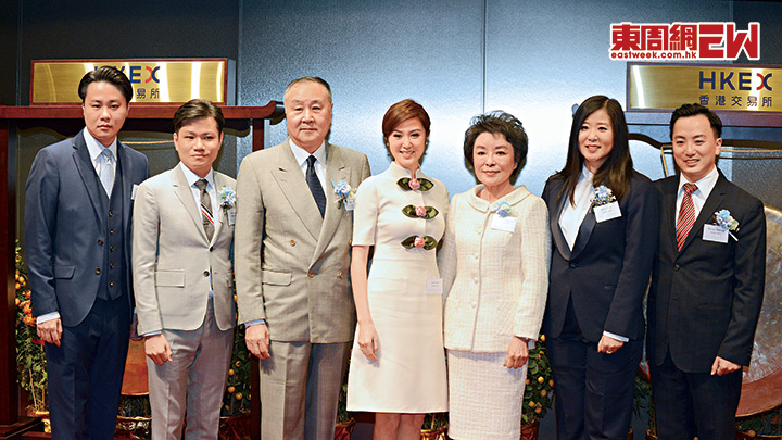 袁弓夷(左三)與首任妻子邢家珏(右三)育有三子女,分別是長女袁彌望 (右二)、次子袁彌昌(左一),以及三女袁彌明(中)。 袁弓夷(左三)與首任妻子邢家珏(右三)育有三子女,分別是長女袁彌望 (右二)、次子袁彌昌(左一),以及三女袁彌明(中)。