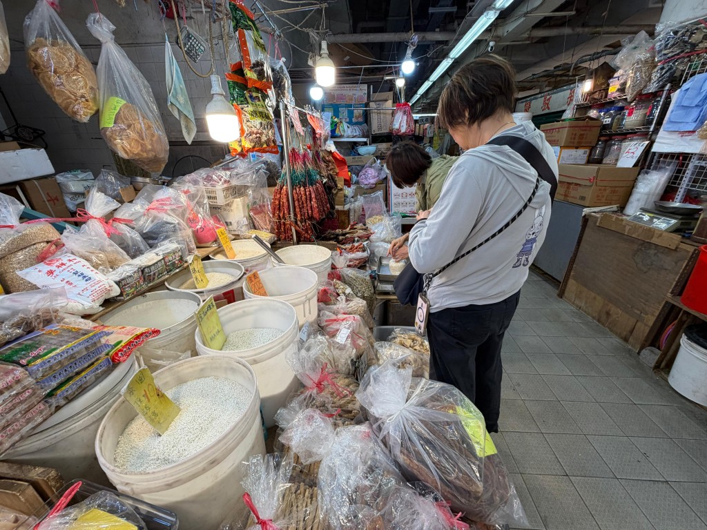 保安道街市售賣雜貨的吳太指,其生意相對去年同期下跌逾半 保安道街市售賣雜貨的吳太指,其生意相對去年同期下跌逾半