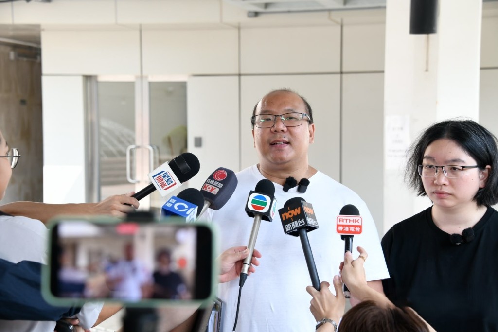 曾先生與關小姐今日到高等法院為Danny申請人身保護令。 曾先生與關小姐今日到高等法院為Danny申請人身保護令。