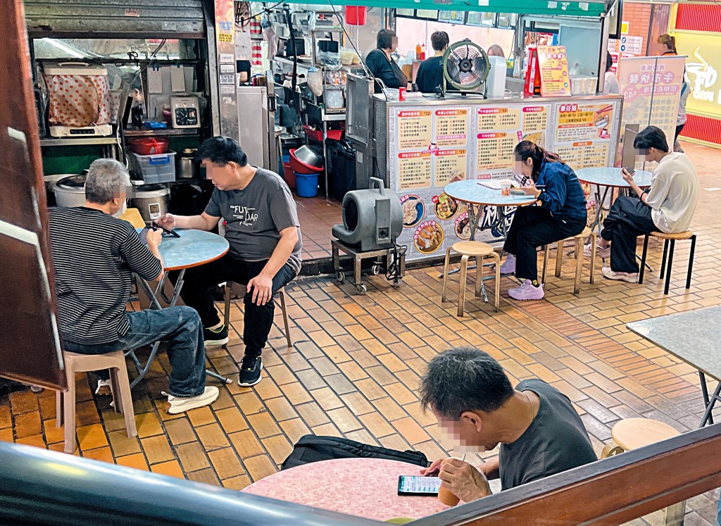 有商場食肆於店外擺放多張摺枱招呼食客，猶如室內大排檔。