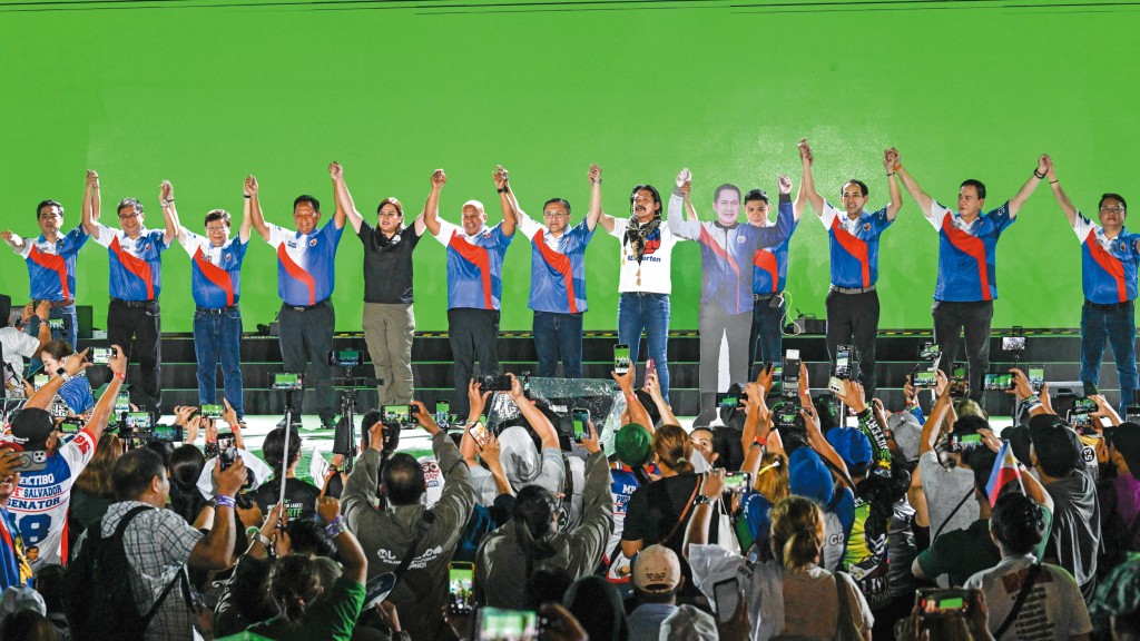杜特爾特陣營在今次選舉贏到開巷,除了在參議院改選奪得四席,在各省市都有出色表現。 杜特爾特陣營在今次選舉贏到開巷,除了在參議院改選奪得四席,在各省市都有出色表現。