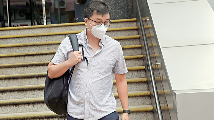 國安處近日頻頻出動,向八名通緝犯在港的家屬問話。圖為郭榮鏗的兄長郭榮臻被問話後離開警署。 國安處近日頻頻出動,向八名通緝犯在港的家屬問話。圖為郭榮鏗的兄長郭榮臻被問話後離開警署。