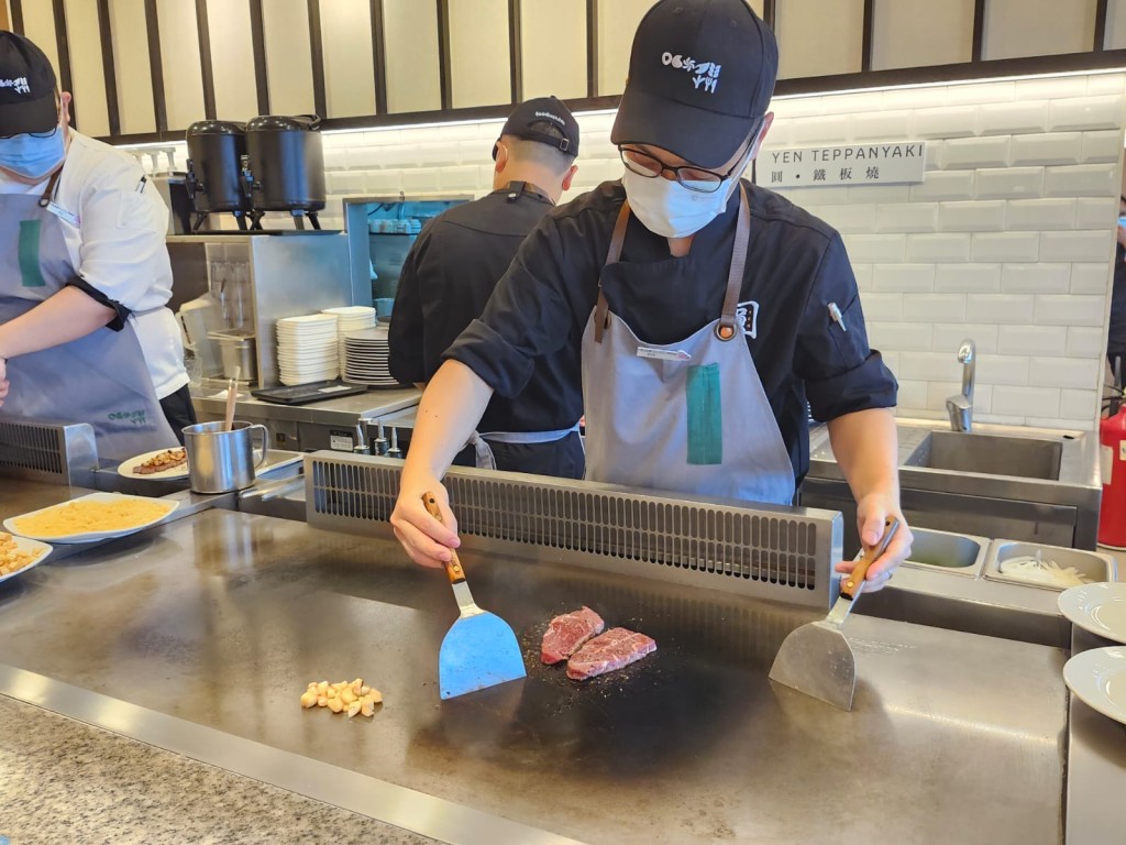 「圓．鐵板燒」提供「日本A5宮崎和牛」、「Est. 8 Agnus 美國黑安格斯」 等上乘牛肉。