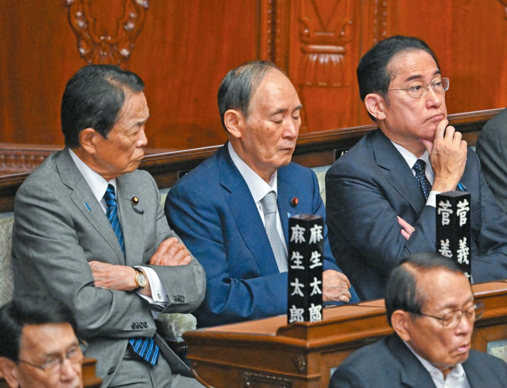 麻生太郎（左）與岸田文雄（右）等黨內元老轉軚支持小泉進次郎，主要是認為高市早苗難掌控。