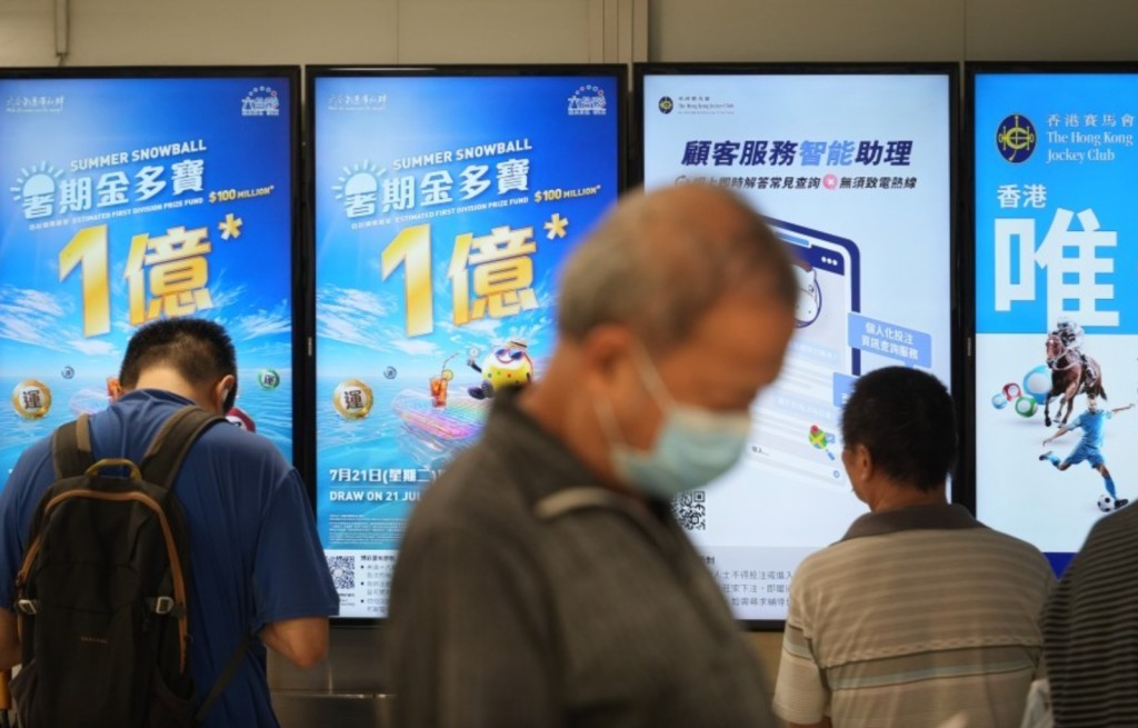 即使今日天雨影響,投注站內仍人頭湧湧。 即使今日天雨影響,投注站內仍人頭湧湧。