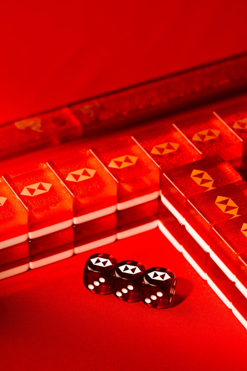 HSBC Premier Elite新客戶即日至2月28日，只需存入港幣100萬元合資格新資金並認購港幣100萬元合資格投資產品，可獲一套限量精品紀念麻雀套裝。