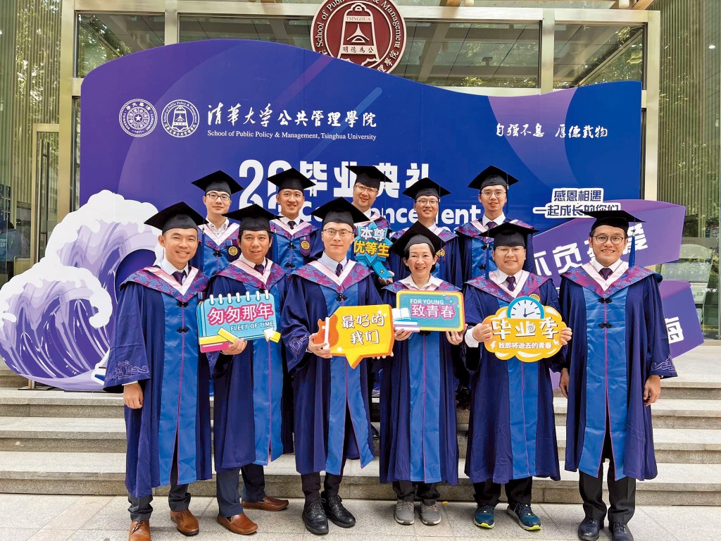 梁熙是清華大學高級公共管理碩士首屆畢業生，並獲校級優秀畢業生和校級優秀論文獎。