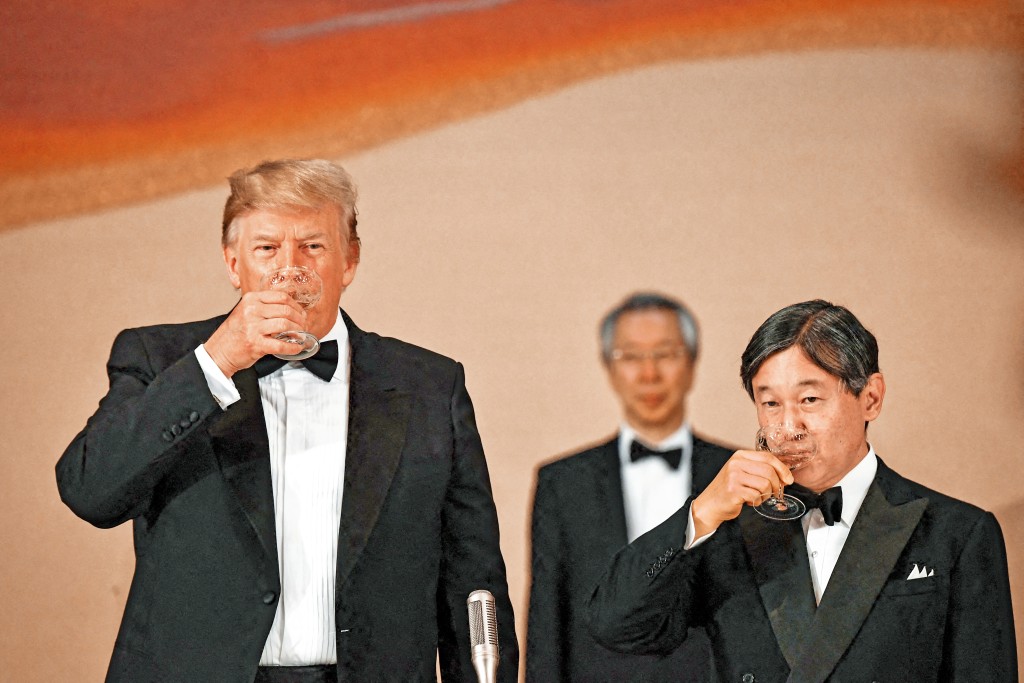 特朗普與日皇德仁舉杯祝酒,但他並沒喝下。 特朗普與日皇德仁舉杯祝酒,但他並沒喝下。