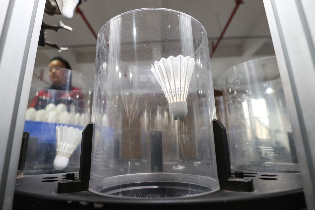 不要小看簡簡單單的一個羽毛球，生產到最後要經過嚴格的風力測試，合格才可出廠。