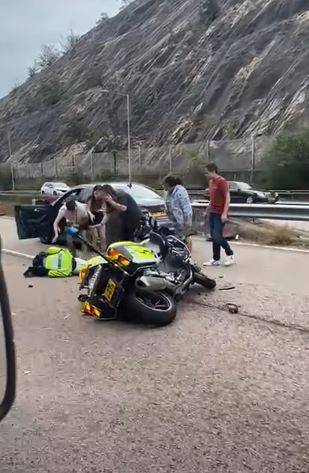 現場一名交通警倒地，身體捲縮，未見反應，周圍數名男女神情緊張。