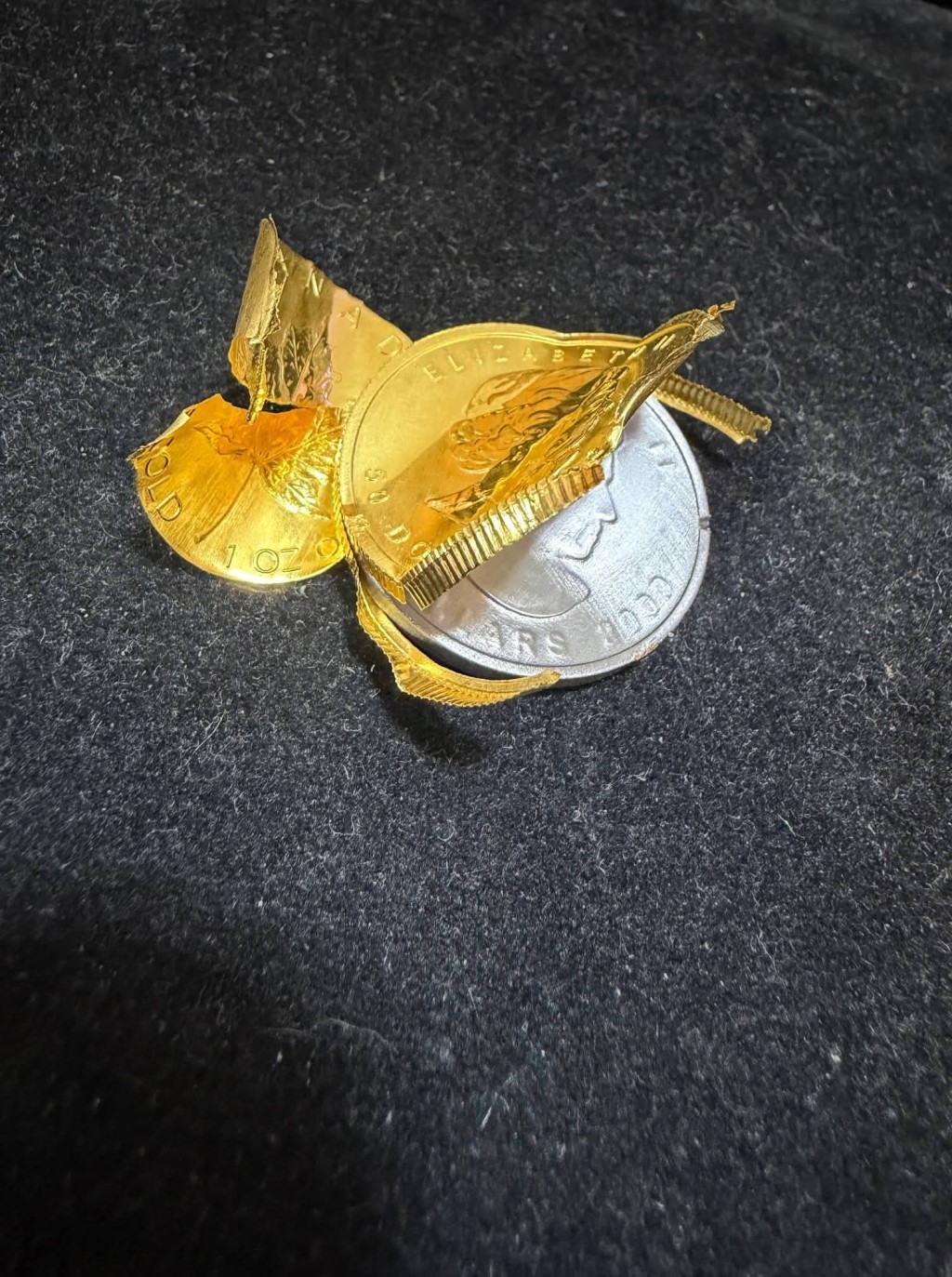 過往「金包銀」尚可透過密度簡測識破,如今市場上卻出現混合了鎢、錸、銥等與黃金密度相近的稀有金屬。 過往「金包銀」尚可透過密度簡測識破,如今市場上卻出現混合了鎢、錸、銥等與黃金密度相近的稀有金屬。